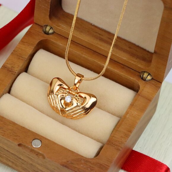 "Heart-Shaped Hand Embrace Pendant with Crystal, XPPT1584 - Picture 5 of 13